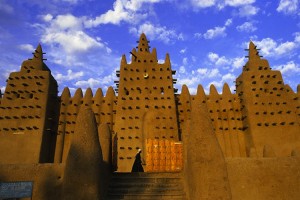 Exemplo da arquitetura do Mali. No império existiam construções que desafiam em proporção as grandes catedrais europeias