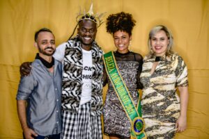 Jaime Madeira ao lado de Adriano Lugoli e Kezia Ferreira os vencedores do Beleza Afro Brasilia 2021, e a  direita Gisah Madeira.