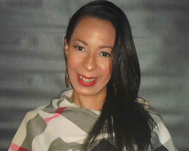 A mulher da comunicação da África com o Brasil.