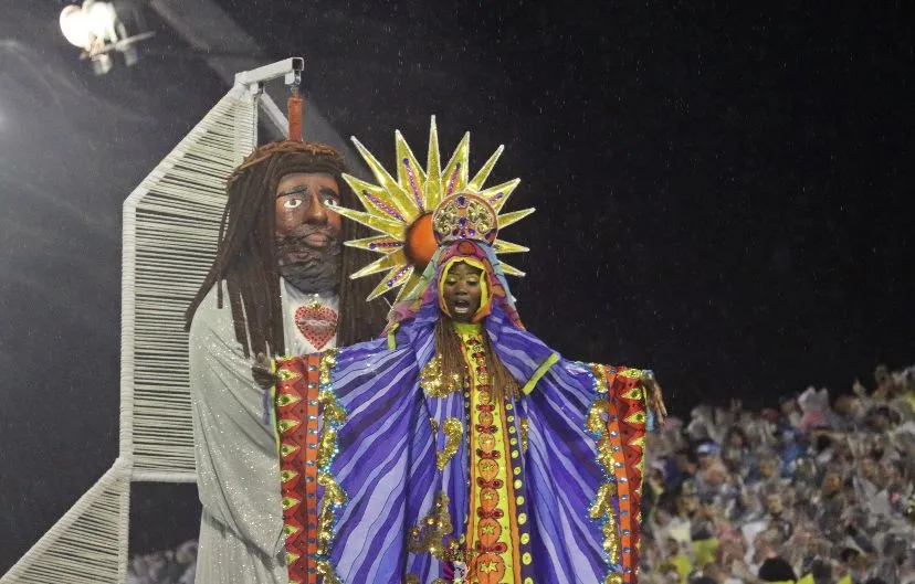 ALA SAMBA-CÊNICO COMEMORA 15 ANOS NO CARNAVAL COM RELEITURA DA OBRA “O AUTO DA COMPADECIDA” NO DESFILE DA ESTRELA DO TERCEIRO MILÊNIO