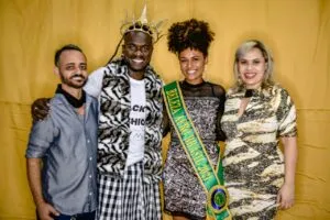 Jaime Madeira ao lado de Adriano Lugoli e Kezia Ferreira os vencedores do Beleza Afro Brasilia 2021, e a direita Gisah Madeira.