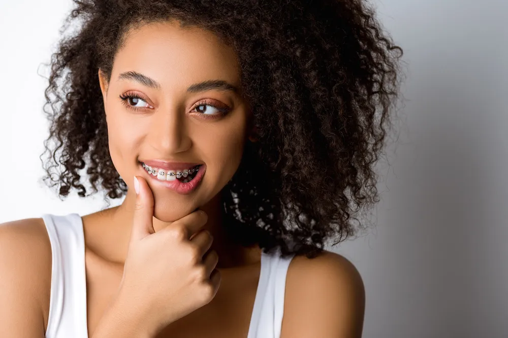 Cabelos saudáveis e estilos versáteis: cuidados e dicas para a mulher negra