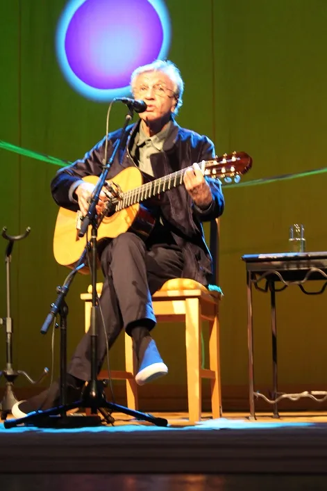 Caetano Veloso canta e encanta com seus filhos.