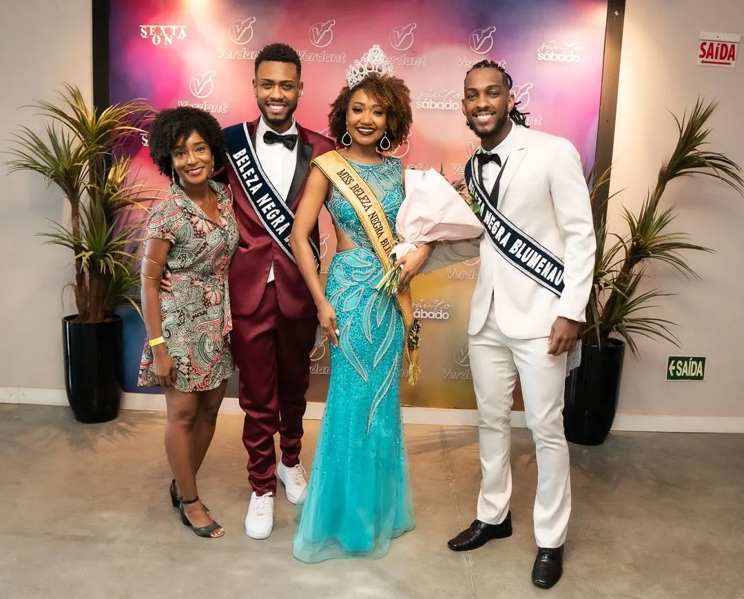 Conheça os vencedores do 1º Concurso de Beleza Negra de Blumenau marcaram seus nomes na história da cidade