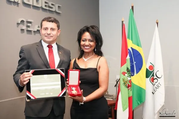 momento que recebeu a medalha - Cruz e Souza