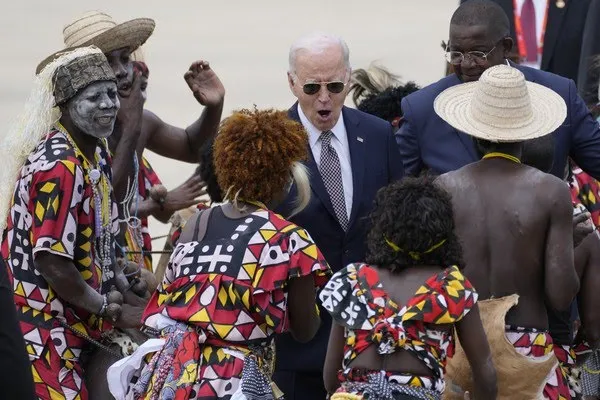 EM ANGOLA, JOE BIDEN AVISA QUE A HISTÓRIA DA ESCRAVIDÃO NÃO DEVERIA SER APAGADA
