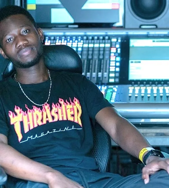 JAX – O único africano que participou da equipe que cuidou da gravação do som do Rock In Rio 22, o maior festival de musica do mundo.
