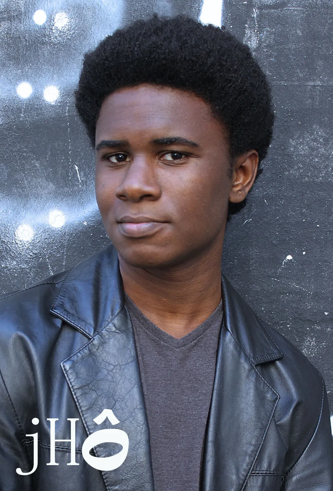 Jho – Um jovem negro que canta contos.