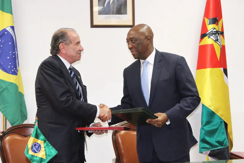 Ministro moçambicano condecorado com a Grã-Cruz da Ordem Nacional do Cruzeiro do Sul