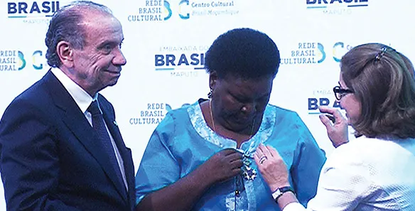 Paulina Chiziane, escritora moçambicana, condecorada pelo Brasil