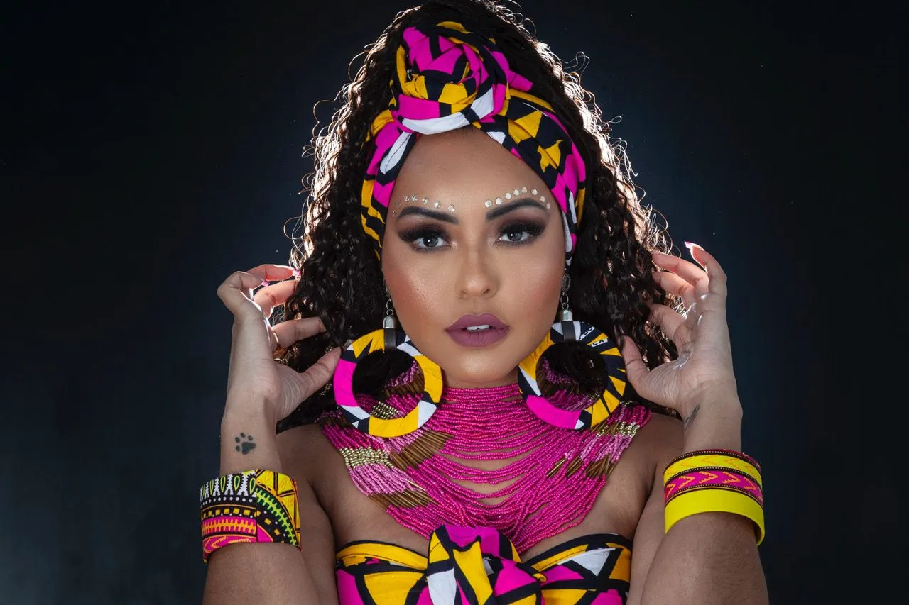 PELO TERCEIRO ANO CONSECUTIVO, ANA BEATRIZ GODÓI SEGUE COMO RAINHA DE BATERIA DA ROSAS DE OURO E REESTREIA COM LOOK AFRO-CHIQUE NO LANÇAMENTO DO ENREDO 2023