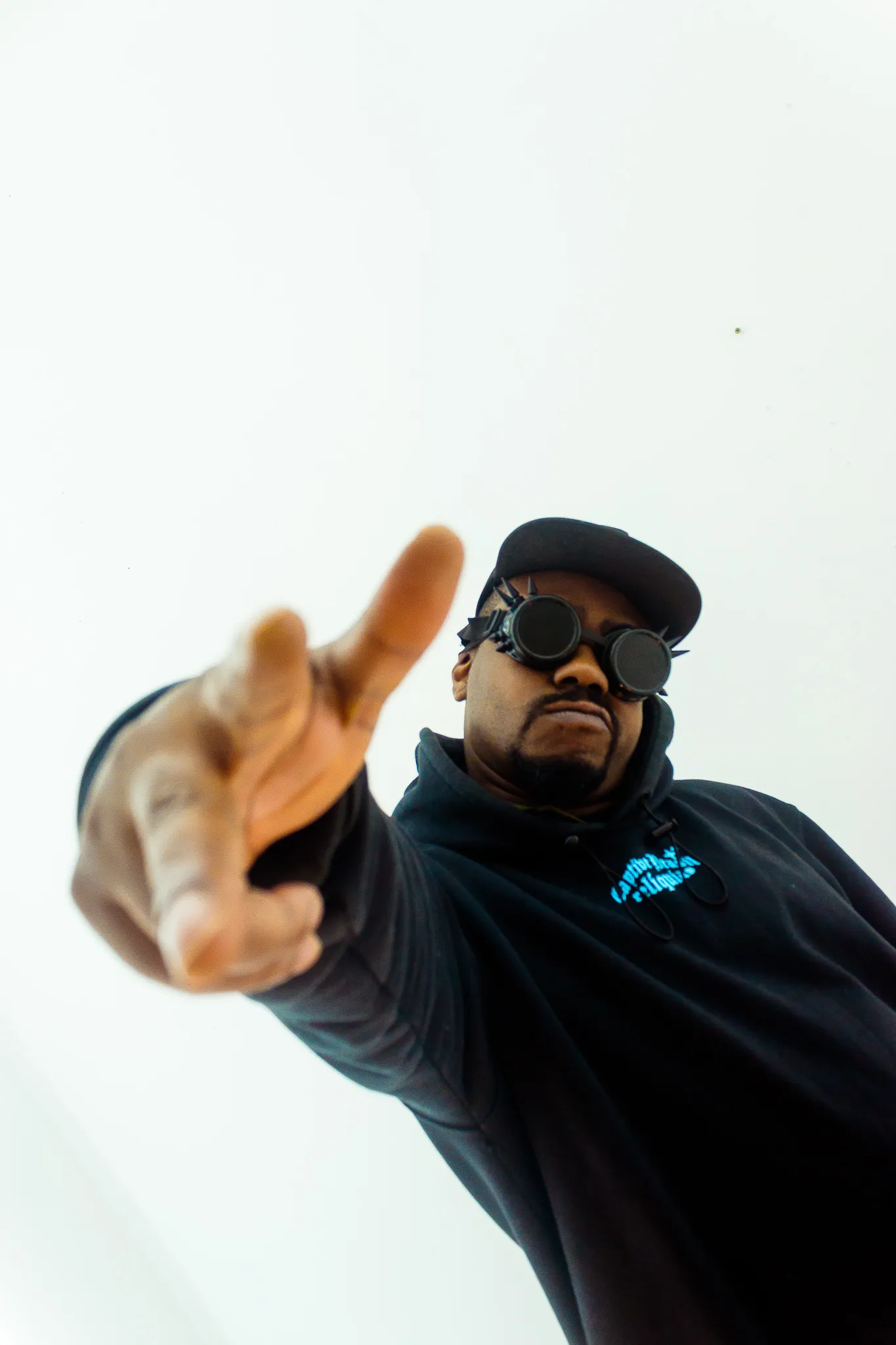 Rapper nILL lança novo álbum com show na Casa Natura Musical