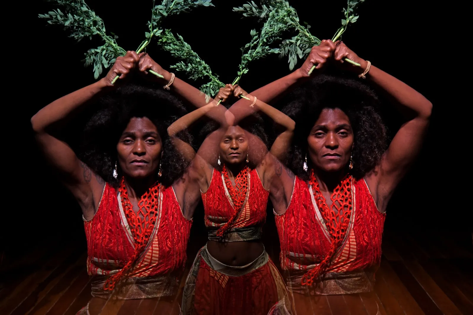 Solo Lótus parte da estética afrodiaspórica para problematizar a hipersexualização dos corpos negros femininos
