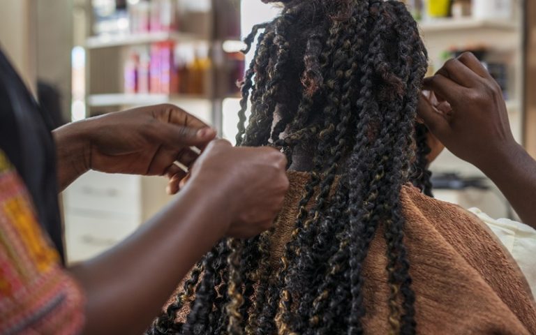 curso trancista - Portal Afro - Fonte foto-freepik